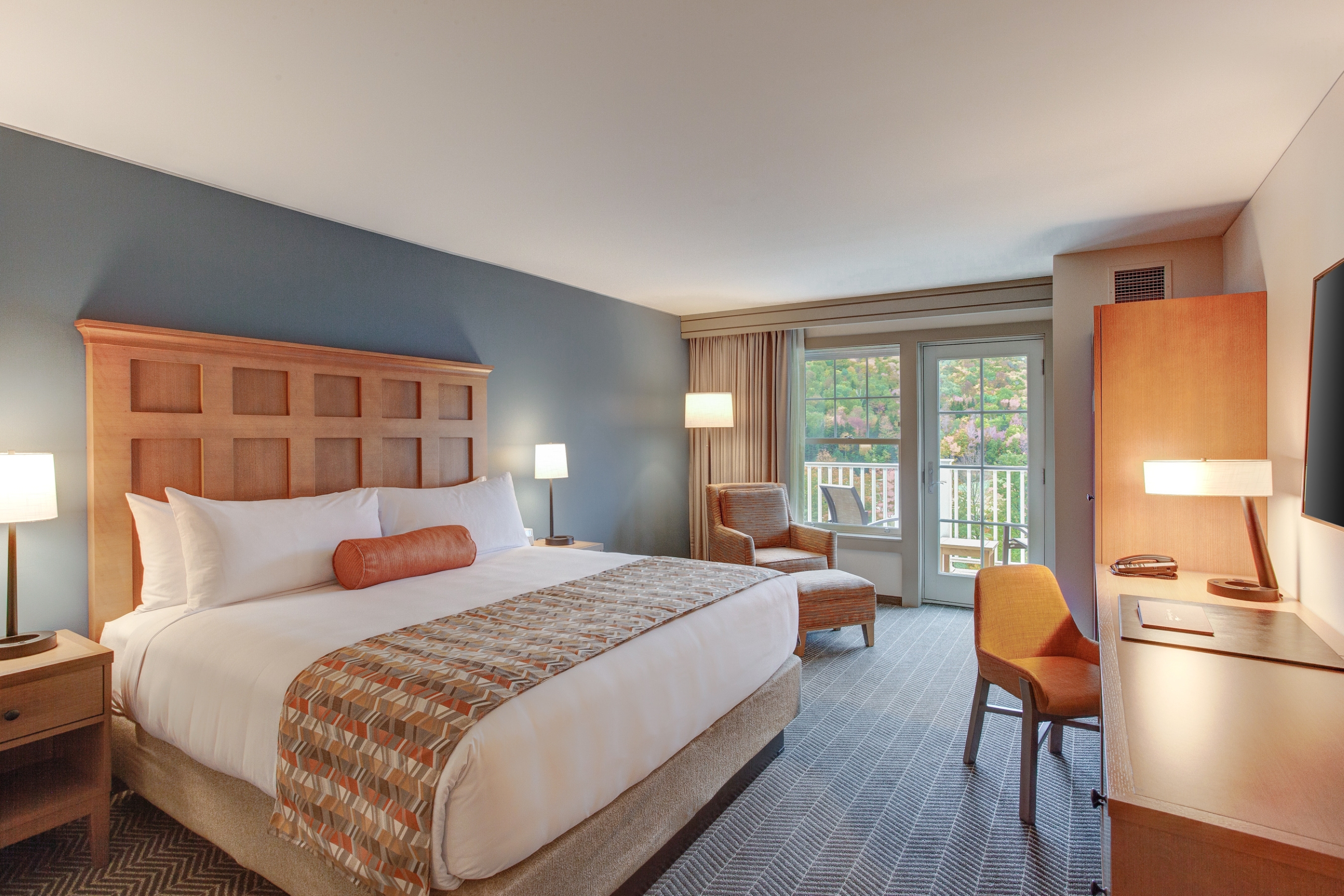 King guest room with a balcony at The Glen House